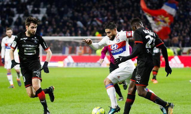 里昂后防线团结相助,成功化解对手凶险进攻的简单介绍 里昂后防线团结相助,成功化解对手凶险进攻的简单介绍