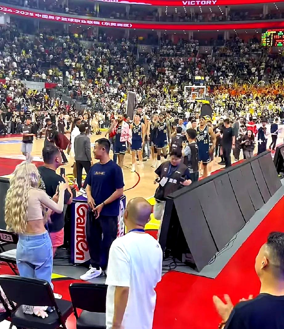 关于花样比赛现场掌声阵阵,气氛热烈异常的信息 关于花样比赛现场掌声阵阵,气氛热烈异常的信息