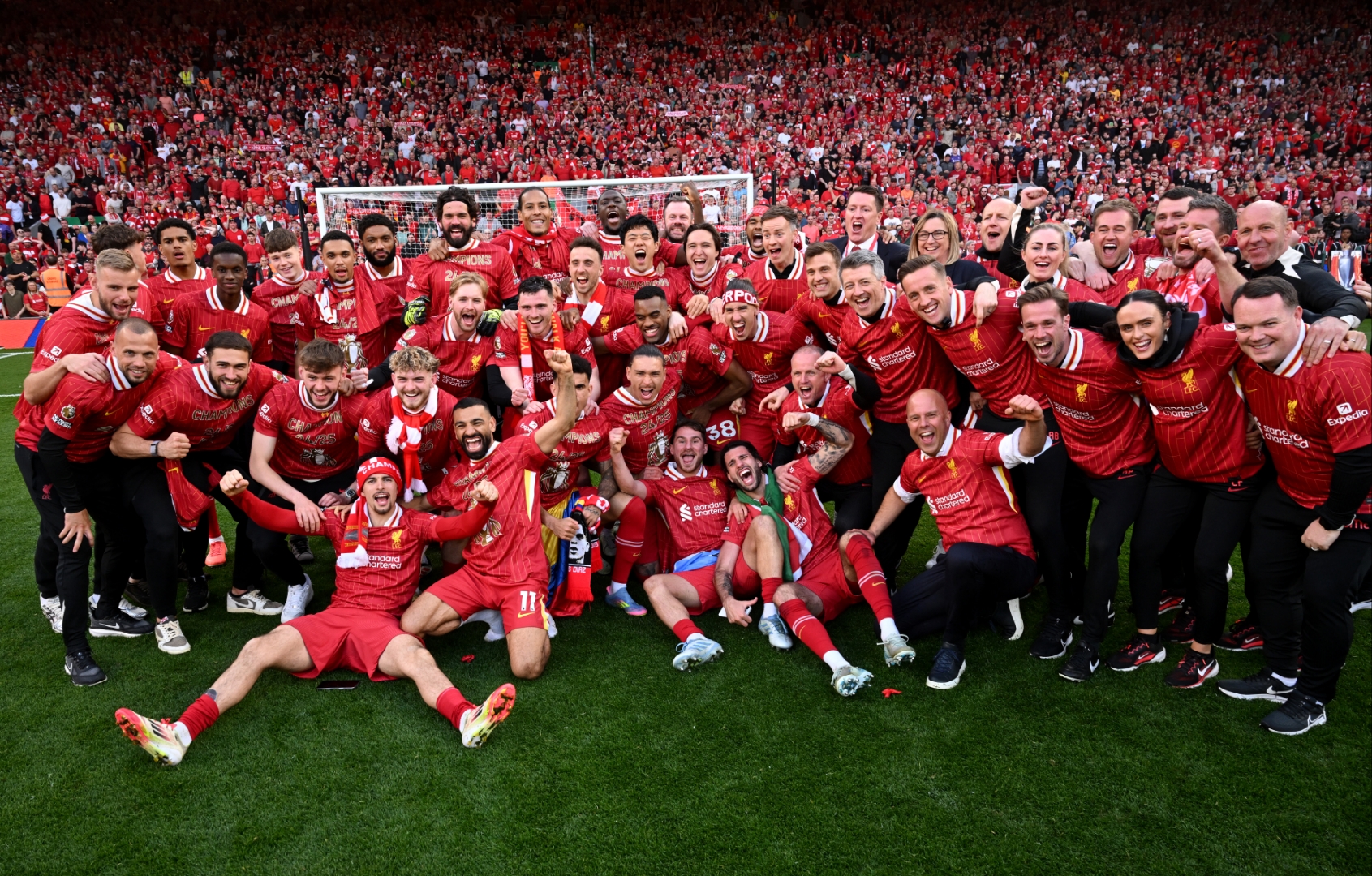 罗马球员集体庆祝,展现团队凝聚力的简单介绍 罗马球员集体庆祝,展现团队凝聚力的简单介绍