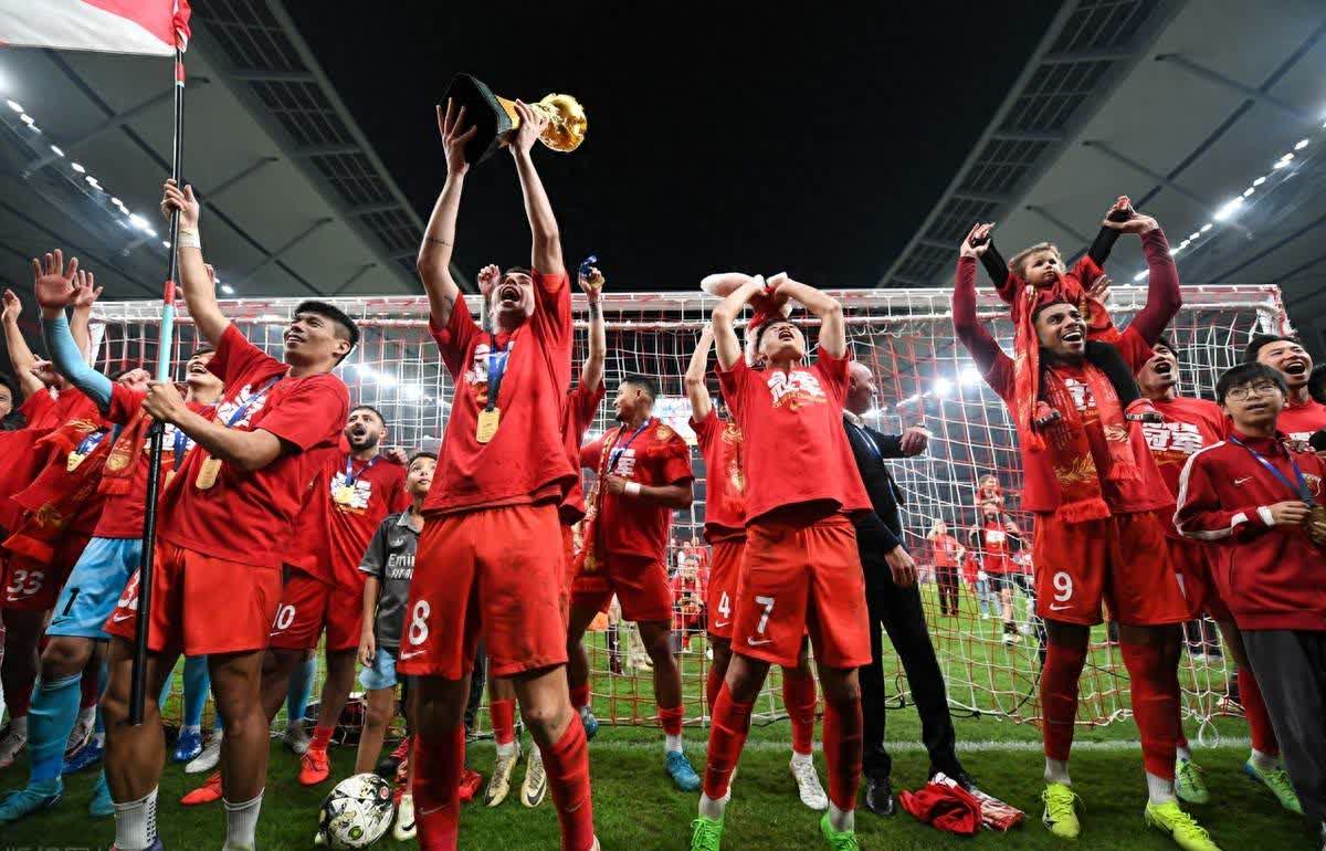 球队赛事中心火爆开战,紧张激烈 球队赛事中心火爆开战,紧张激烈