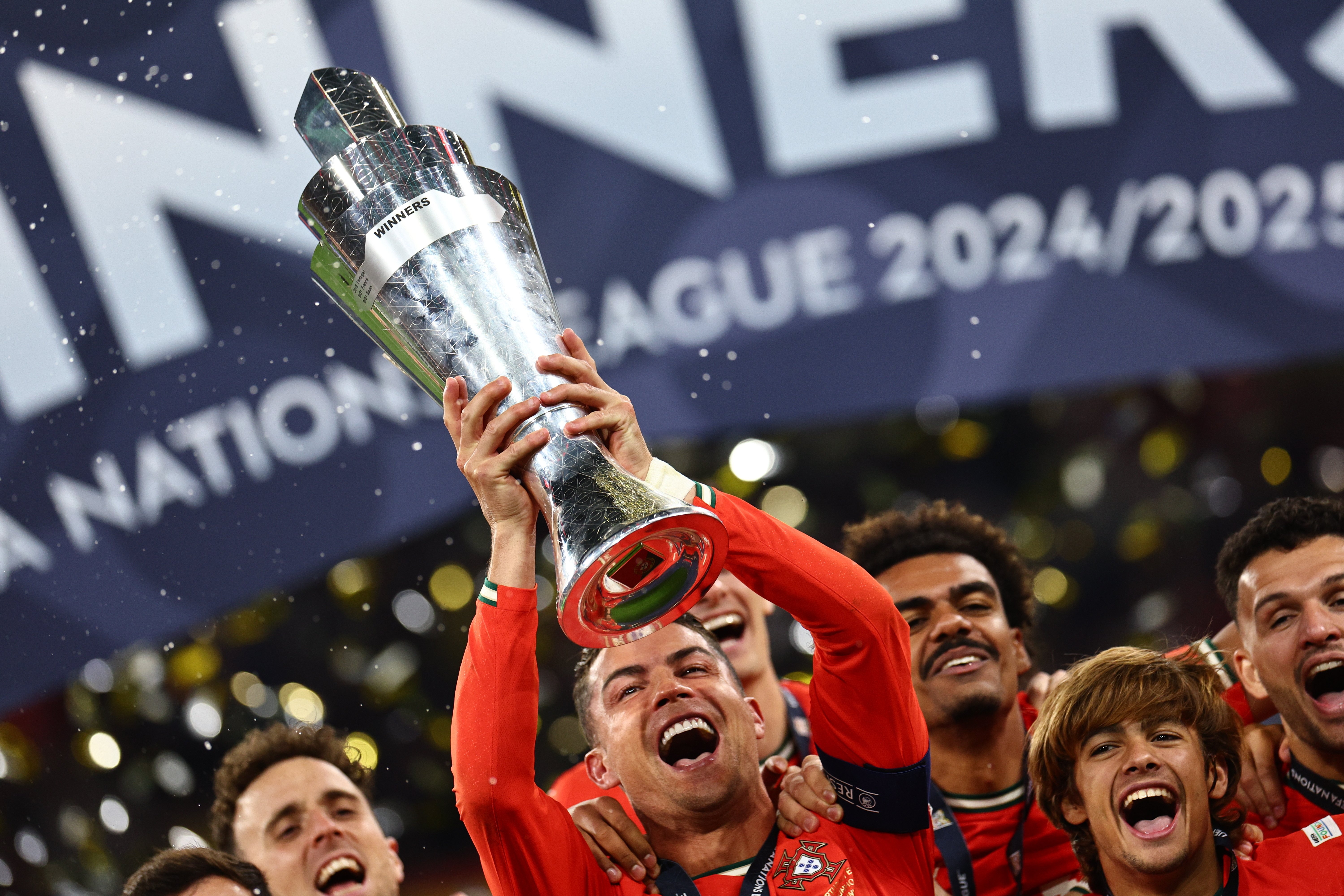 包含葡萄牙队球员斗志昂扬,成功战胜对手的词条 包含葡萄牙队球员斗志昂扬,成功战胜对手的词条